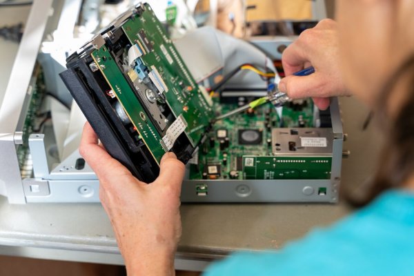 Fixing a DVR at a repair cafe