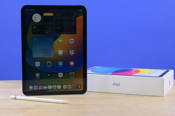 iPad 10, iPad 10 box, and Apple Pencil Gen 1 on a table.